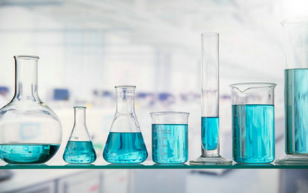 Compatibilidad Química del PEEK: La Guía Completa para Ingenieros