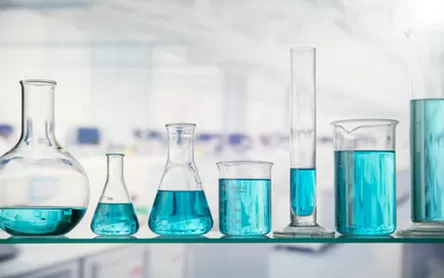 Compatibilidad Química del PEEK: La Guía Completa para Ingenieros